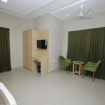 Grand Courtyard Business Hotel, Saligramam-3